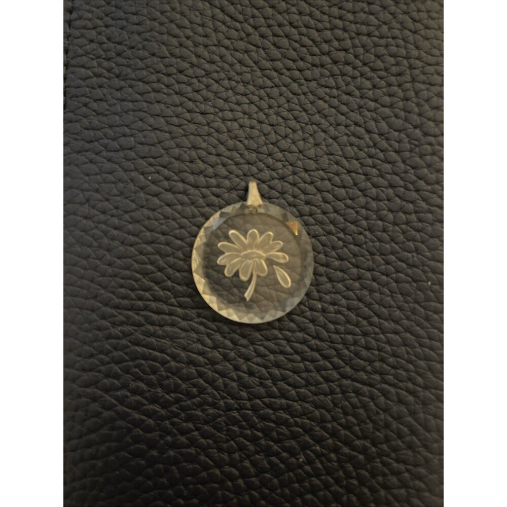Vintage Daisy Intaglio Pendant 1.15 in